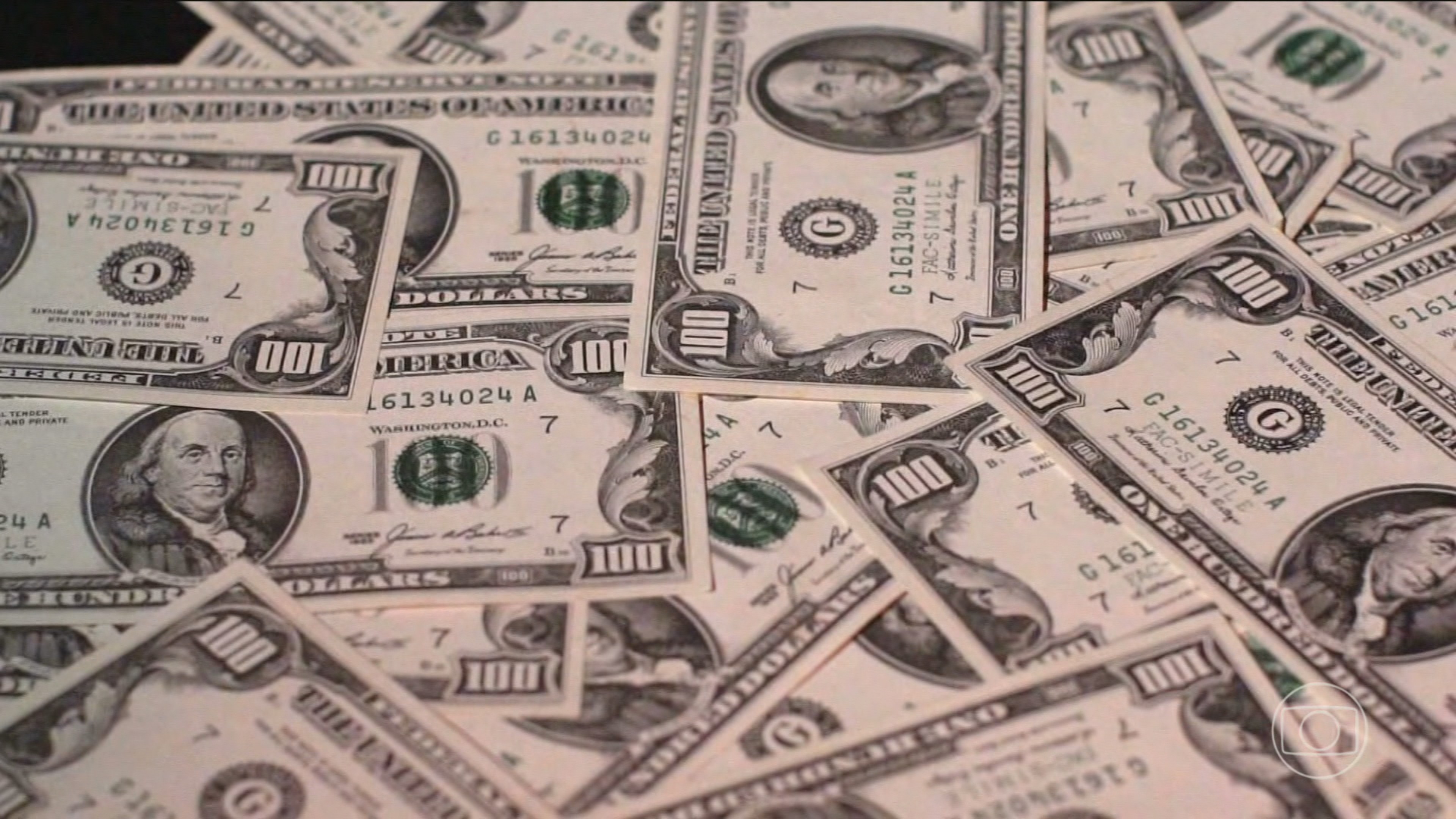 Dólar cae a R$ 4,97 y proyecciones de inflación aumentan en Brasil