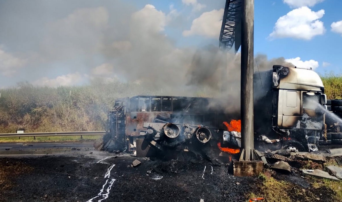 Carreta pega fogo após bater contra defensa metálica na Rodovia Anhanguera em SP
