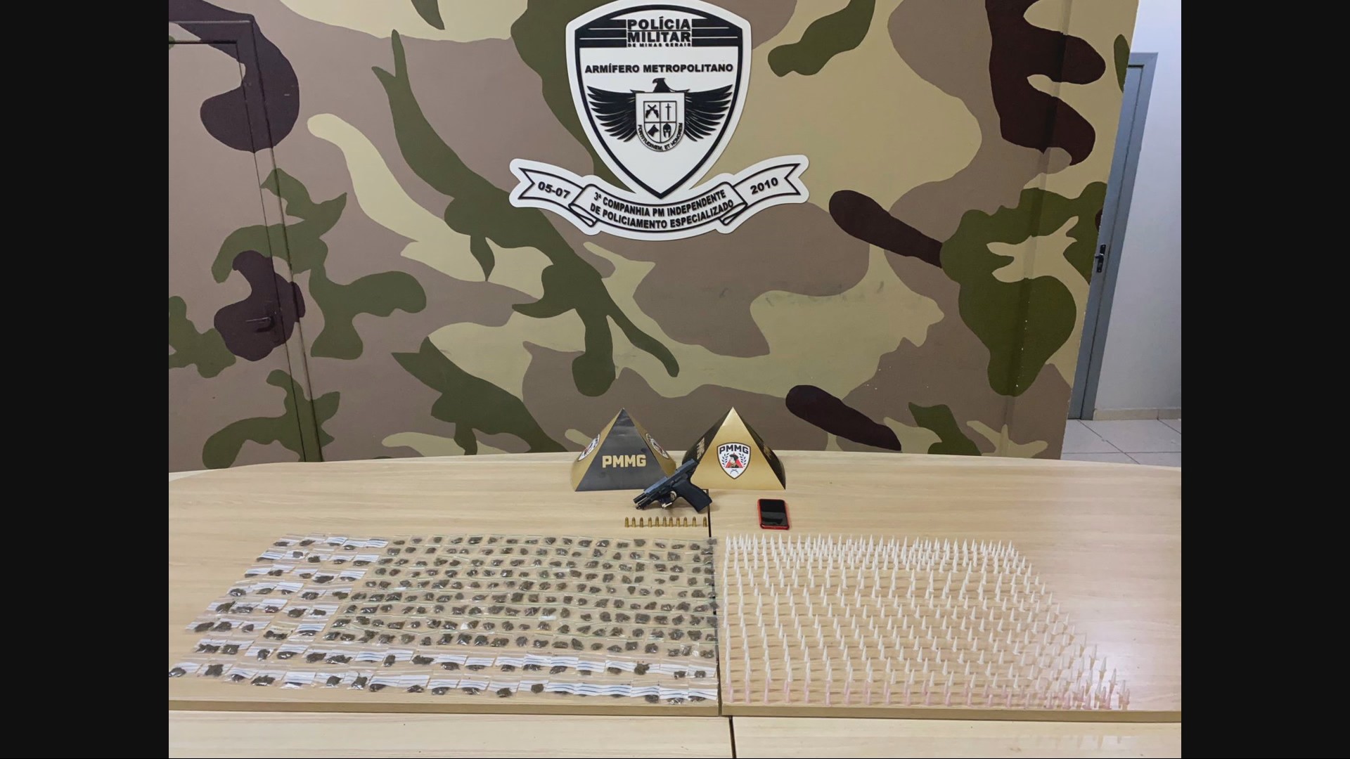 Polícia prende homem com bomba e drogas na Grande BH; ele é suspeito de integrar o Comando Vermelho