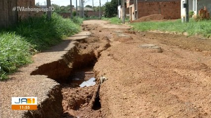 Moradores de Porto Nacional reclamam de alagamentos e crateras em rua da cidade