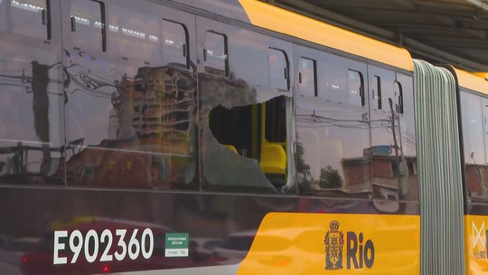 Passageiro morre atingido por bala perdida dentro de ônibus do BRT no Rio