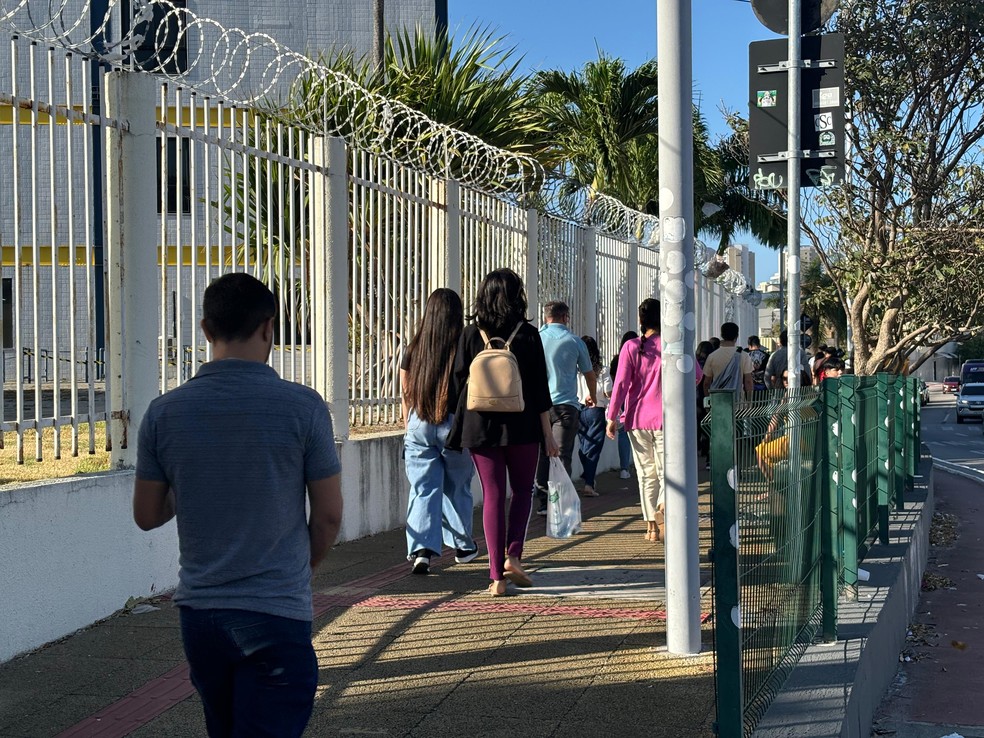 Candidatos chegam para realização de prova do Concurso Público Nacional Unificado em Fortaleza neste domingo (18) — Foto: Kilvia Muniz/SVM