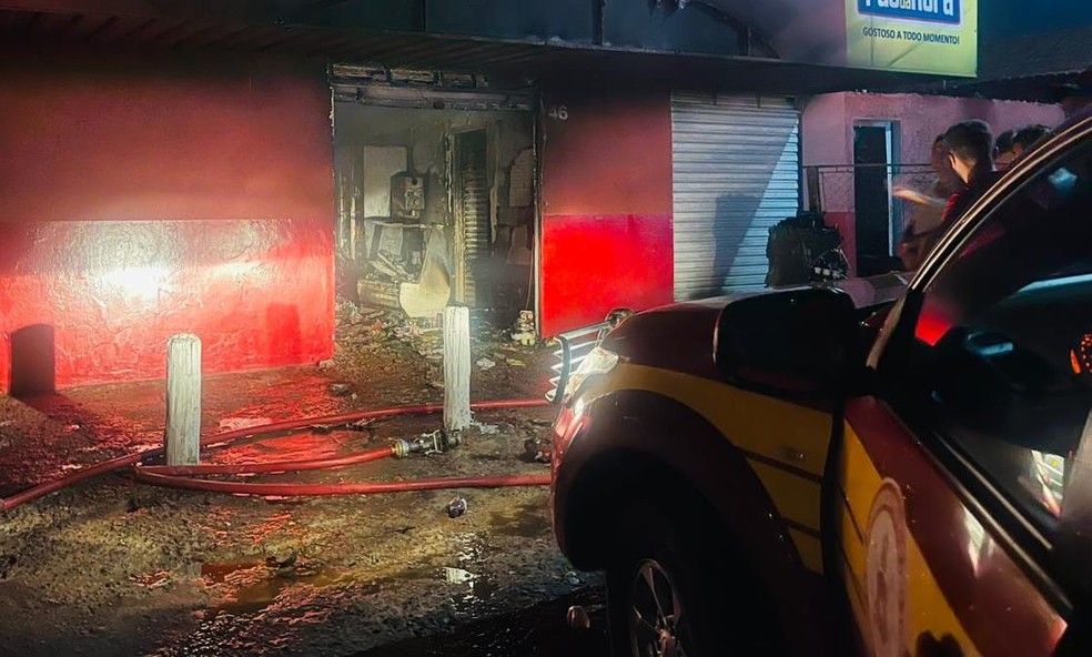 Supermercado foi incendiado por volta das 23h — Foto: Divulgação/Bombeiros