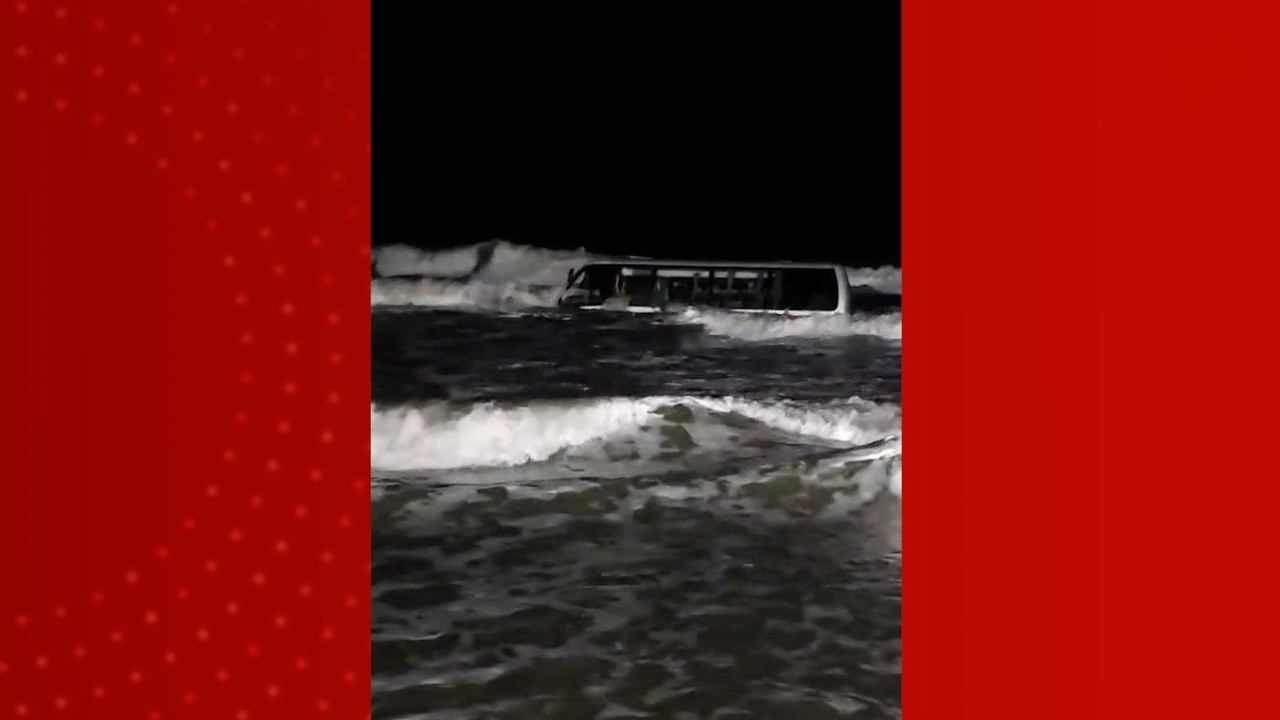 VÍDEO: Maré 'engole' van na praia de Panaquatira, no Maranhão