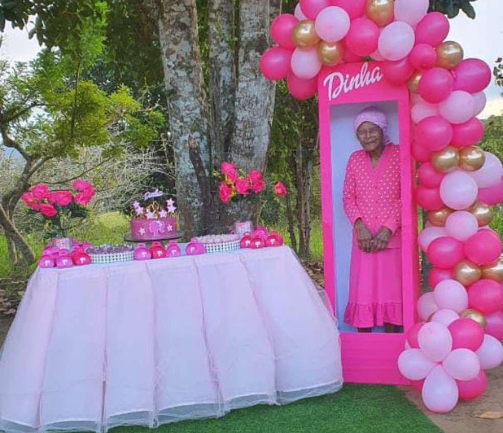 Idosa celebra aniversário com roupa e decoração da Barbie no interior da Bahia — Foto: Aqui Bahia/Itiruçu Online 