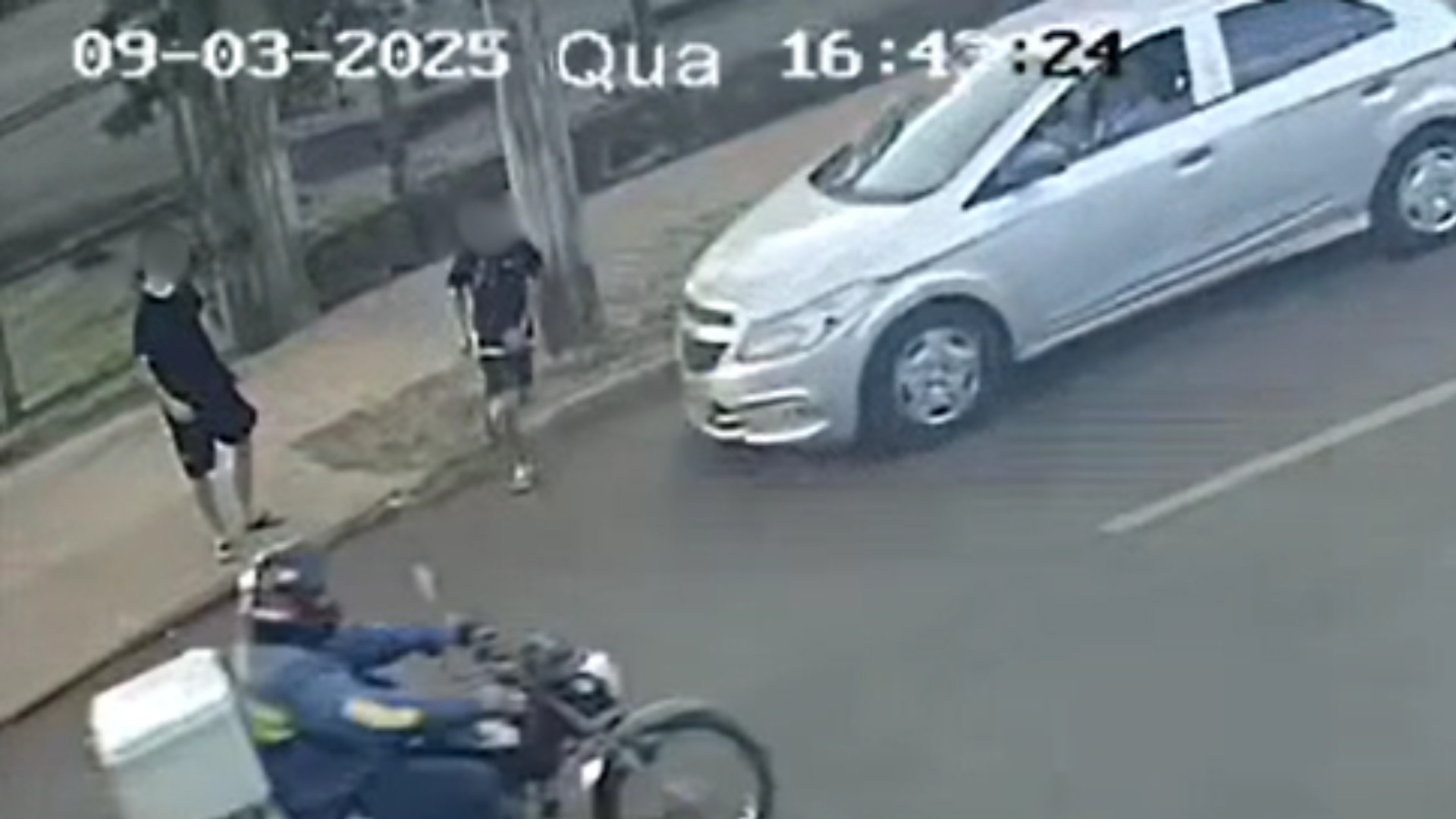 VÍDEO: Adolescente é atropelado a caminho de sorveteria em Campo Grande