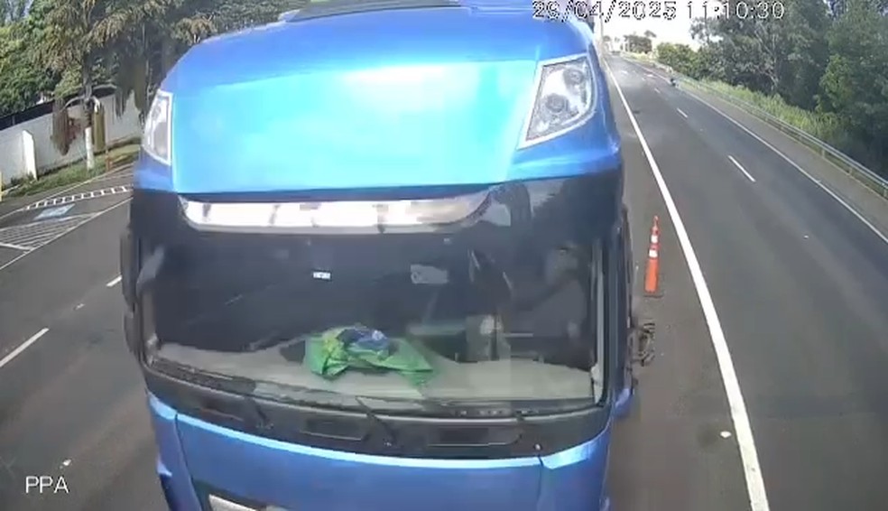 Caminhoneiro morre após sofrer mal súbito e invadir pista contrária em Marília (SP) — Foto: Câmera de segurança