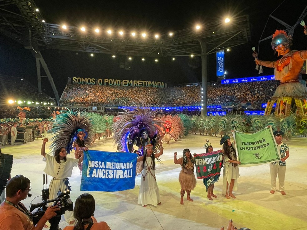 Faixas com frases como “Nossa retomada é ancestral” marcaram o ato político na arena — Foto: Matheus Castro, g1 AM