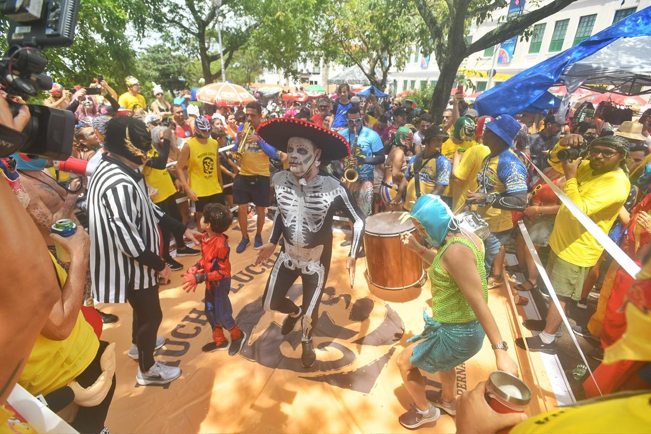 Com voo de Super-Homem e ringue aberto no Alto da Sé, Mucha Lucha bota foliões para 'brigar' no carnaval de Olinda