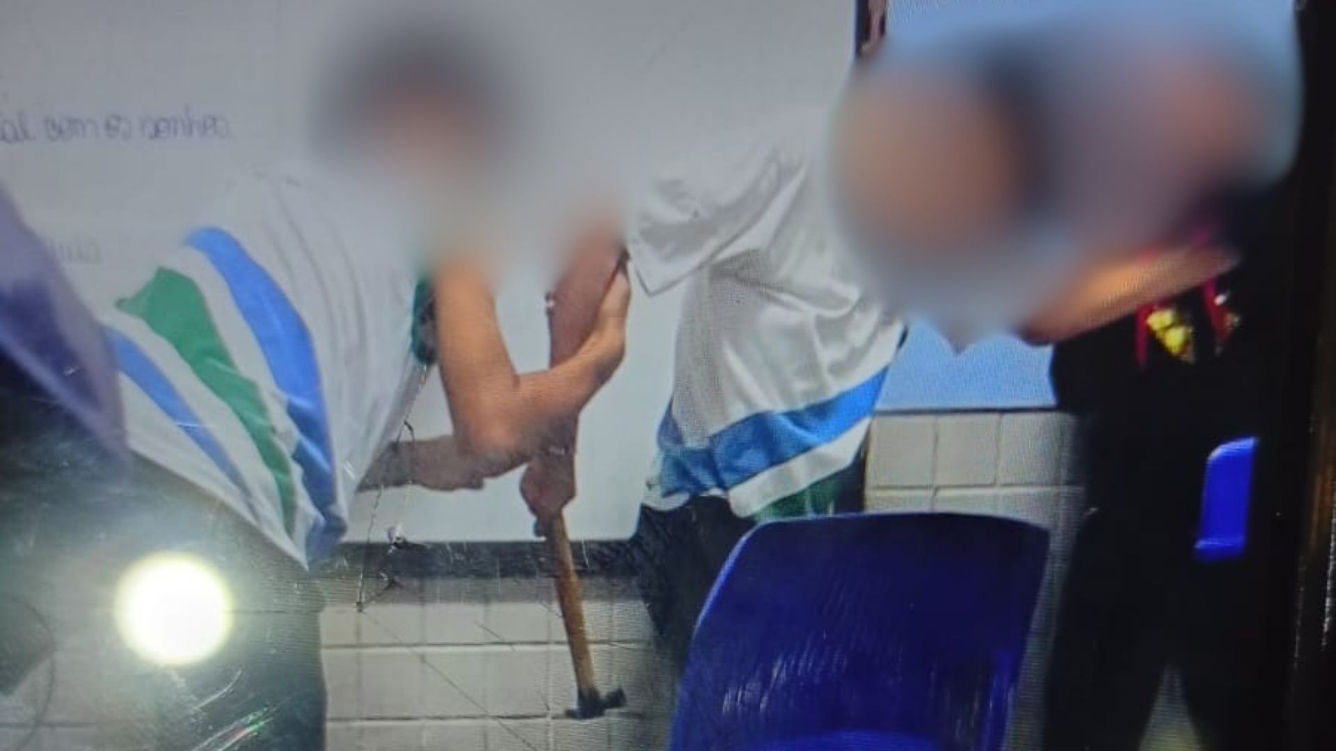 Aluna agride colega com martelo em sala de aula após briga por causa de gloss em Cariacica