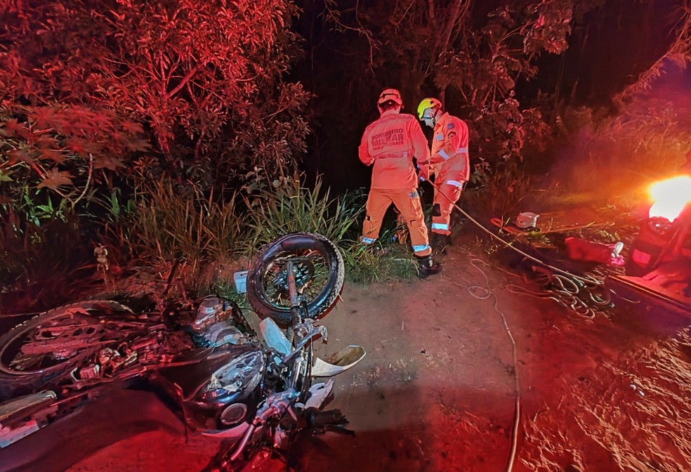 Motociclista morre após bater contra carro na MGC-369, em Alfenas, MG — Foto: Corpo de Bombeiros