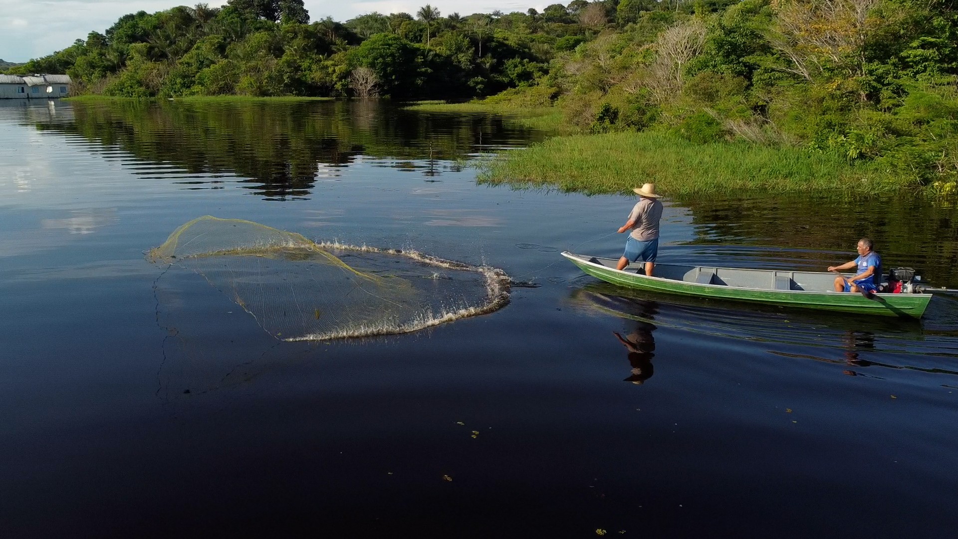 Escassez de peixes preocupa pescadores em Manaus