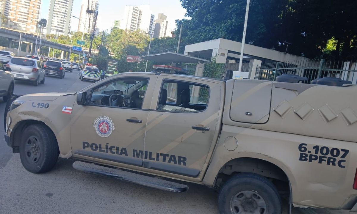 Quatro suspeitos ficam feridos após confronto com a polícia em bairro de Salvador; policiamento está reforçado na região