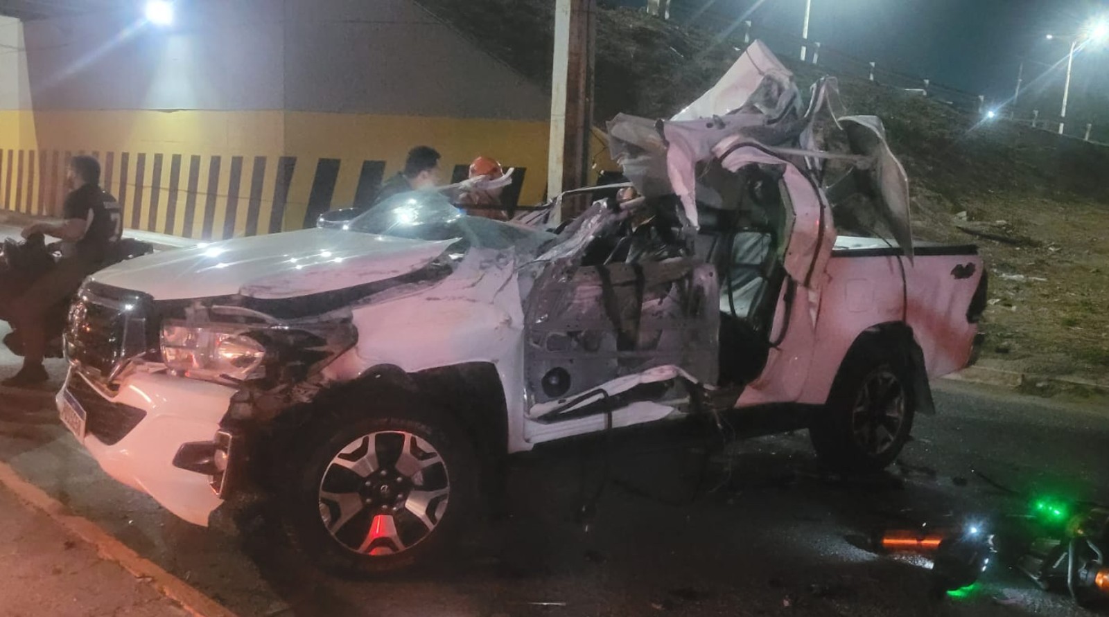Caminhonete capota, mulher morre e outras três pessoas ficam feridas em Fortaleza