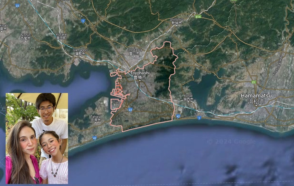Família brasileira mora na cidade de Toyohashi, banhada pelo Oceano Pacífico — Foto: Arquivo pessoal e Reprodução