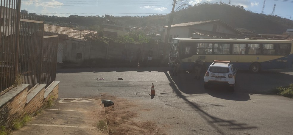 Acidente entre bicicleta e ônibus no bairro Maria Helena — Foto: Consórcio TransOeste/Divulgação