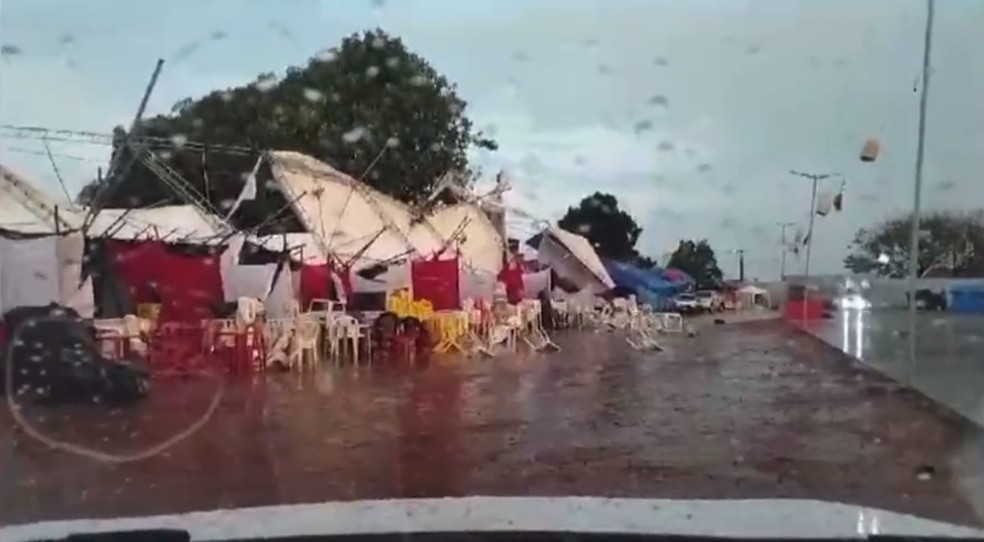 Chuva e vendaval derruba estrutura armada para festejo em Baixa Grande do Ribeiro — Foto: Reprodução