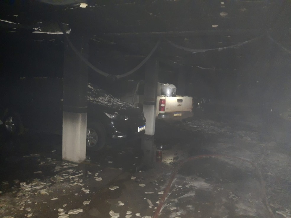 Incêndio atingiu garagem no subsolo — Foto: Corpo de Bombeiros/Divulgação