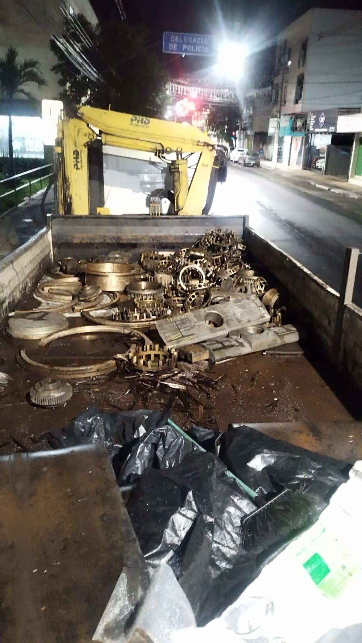 Dupla é presa por roubar 2,4 toneladas de sucata de bronze em Volta Redonda 