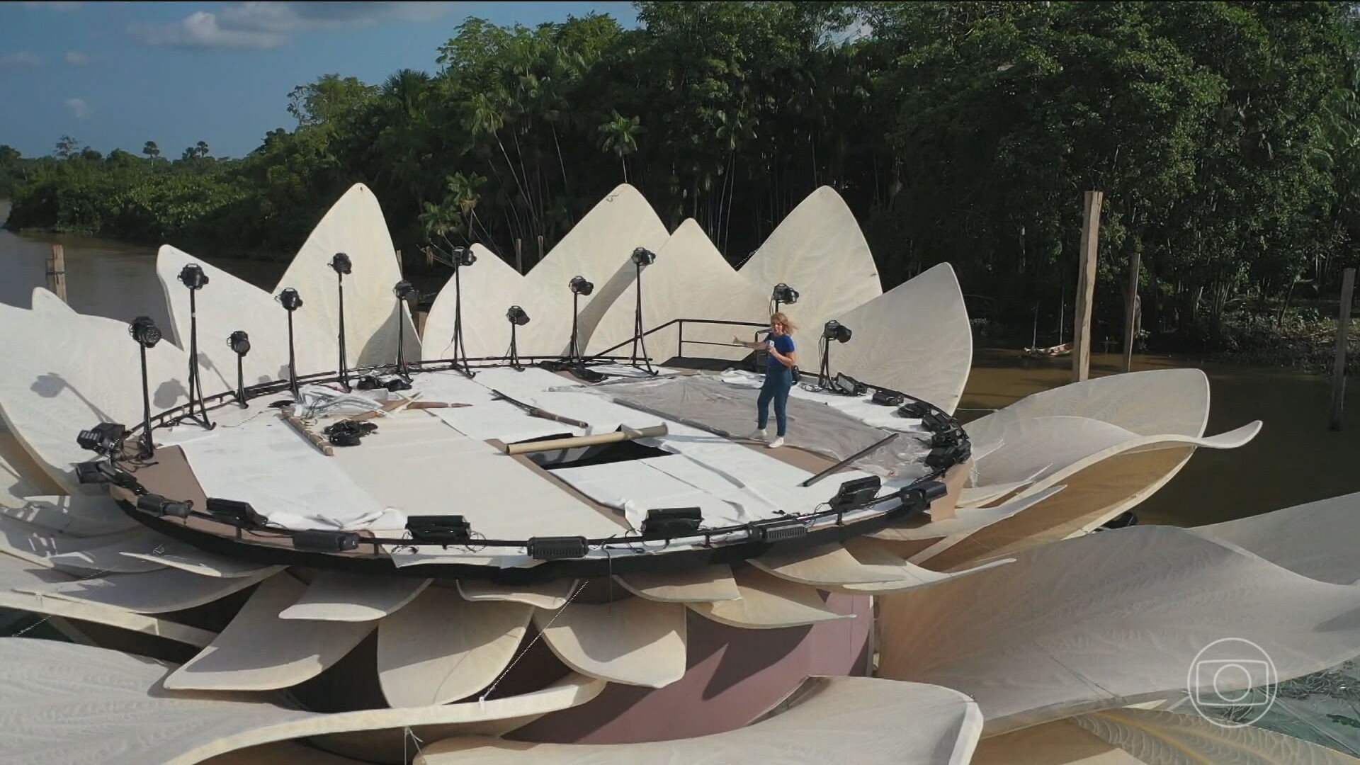 Amazônia Live: palco de 13 toneladas em formato de vitória-régia é montado no meio do Rio Guamá