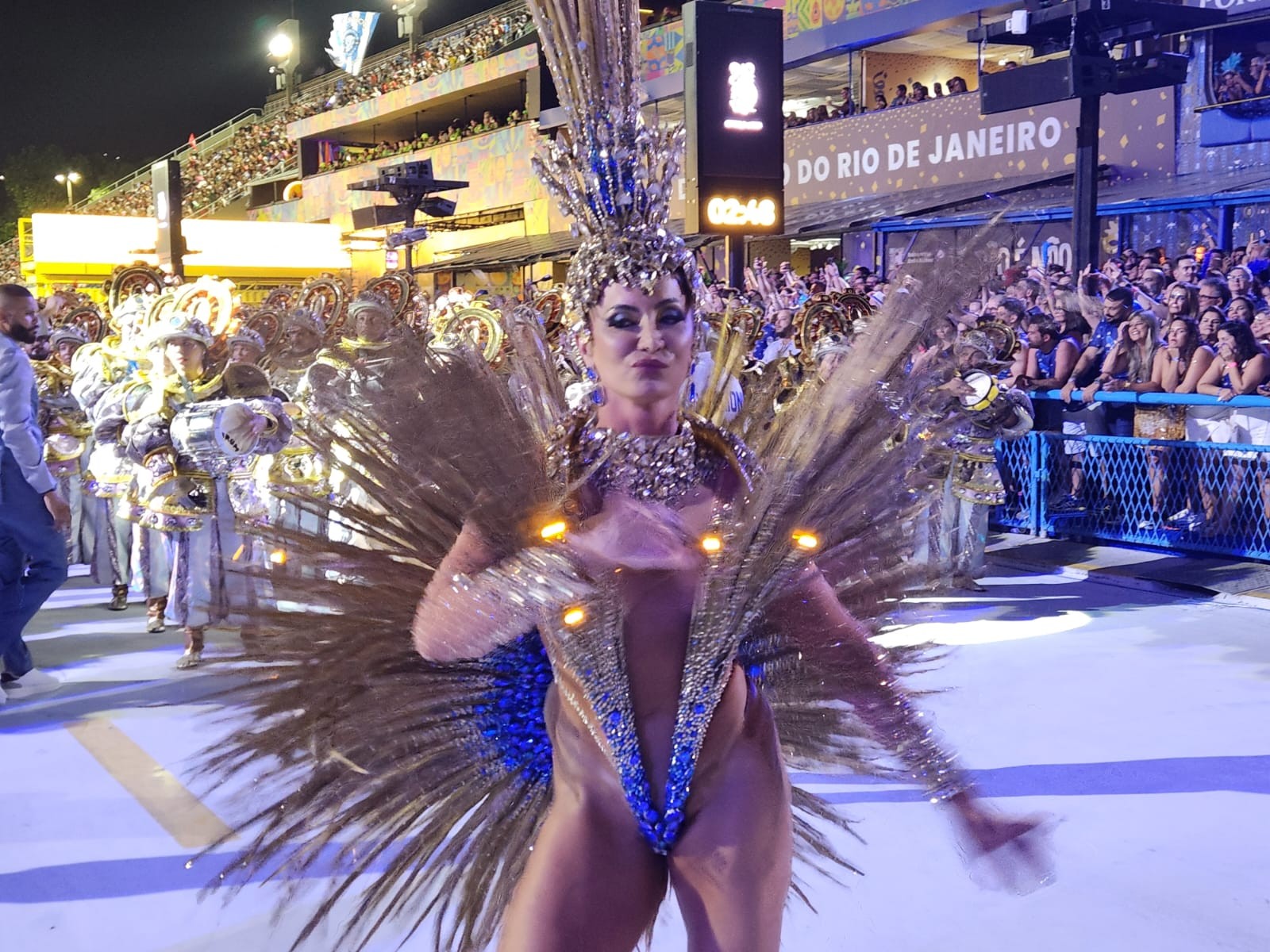 Com fantasia cavada e com luzes, Vanessa Rangeli estreia como rainha de bateria da Niterói