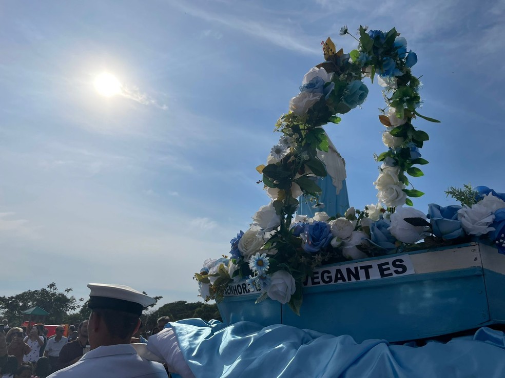 Fiéis católicos realizam procissão fluvial de Nossa Senhora dos Navegantes — Foto: Mariana Perussi/TV Fronteira