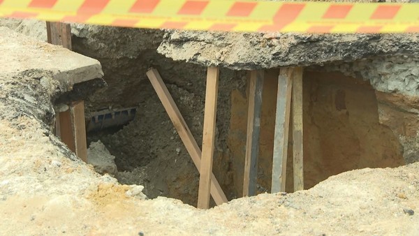 Obra da Prefeitura de SP sofreu deslizamento; um funcionário foi soterrado e morreu — Foto: Reprodução/TV Globo