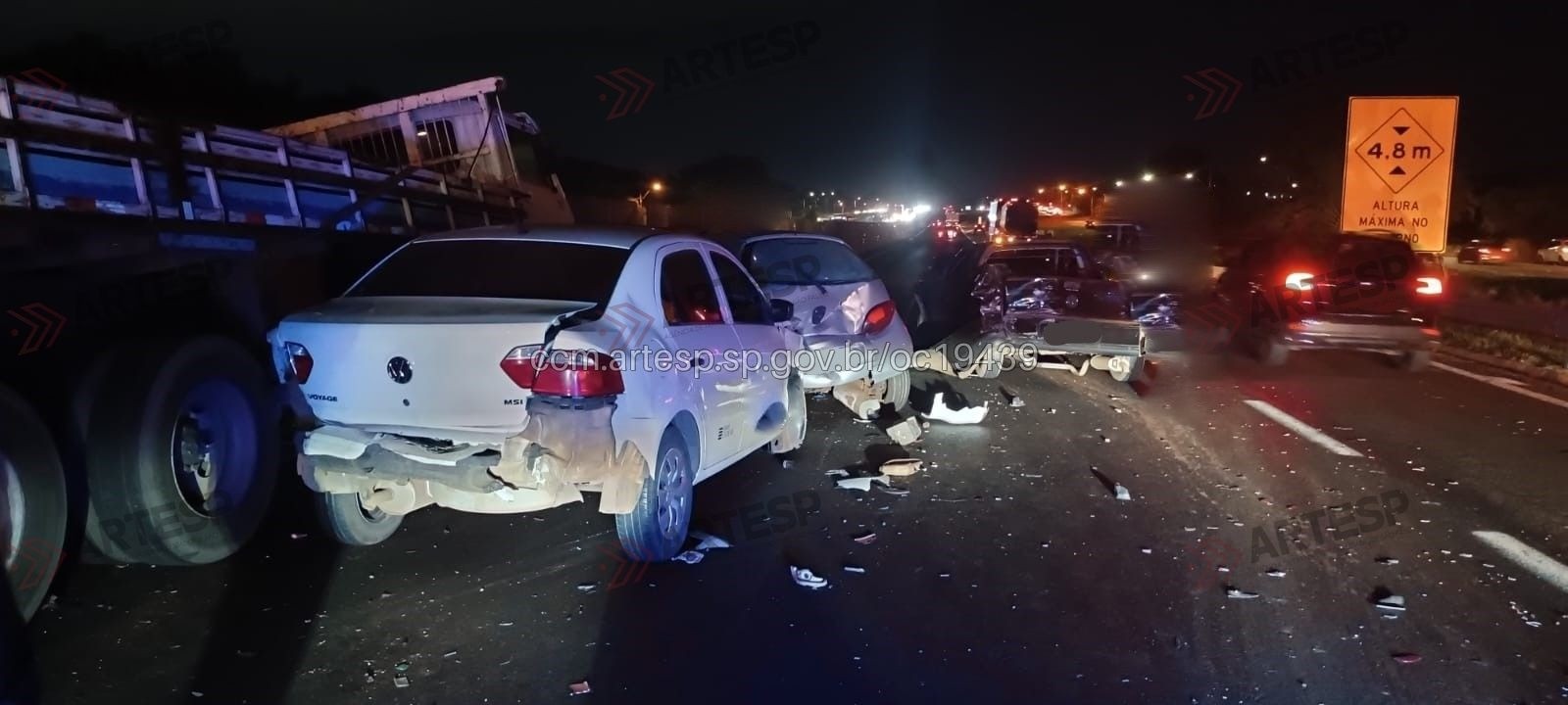 Engavetamento entre 8 veículos deixa um ferido na Rodovia Anhanguera em Ribeirão Preto, SP