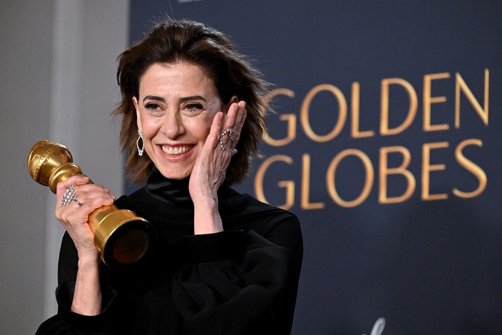 A atriz brasileira Fernanda Torres posa com o prêmio de Melhor Performance de Atriz em Filme – Drama por 'Ainda Estou Aqui' na sala de imprensa durante a 82ª edição anual do Globo de Ouro no hotel Beverly Hilton, em Beverly Hills, Califórnia — Foto: Robyn Beck/AFP