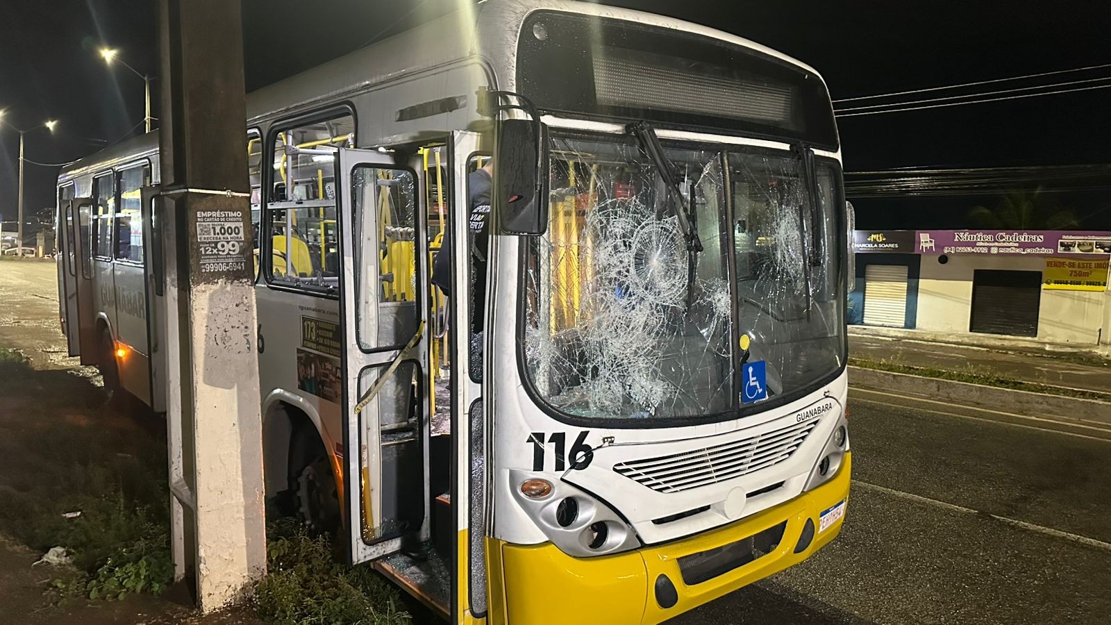 Ônibus do transporte público é depredado após prisão de foragido em Natal