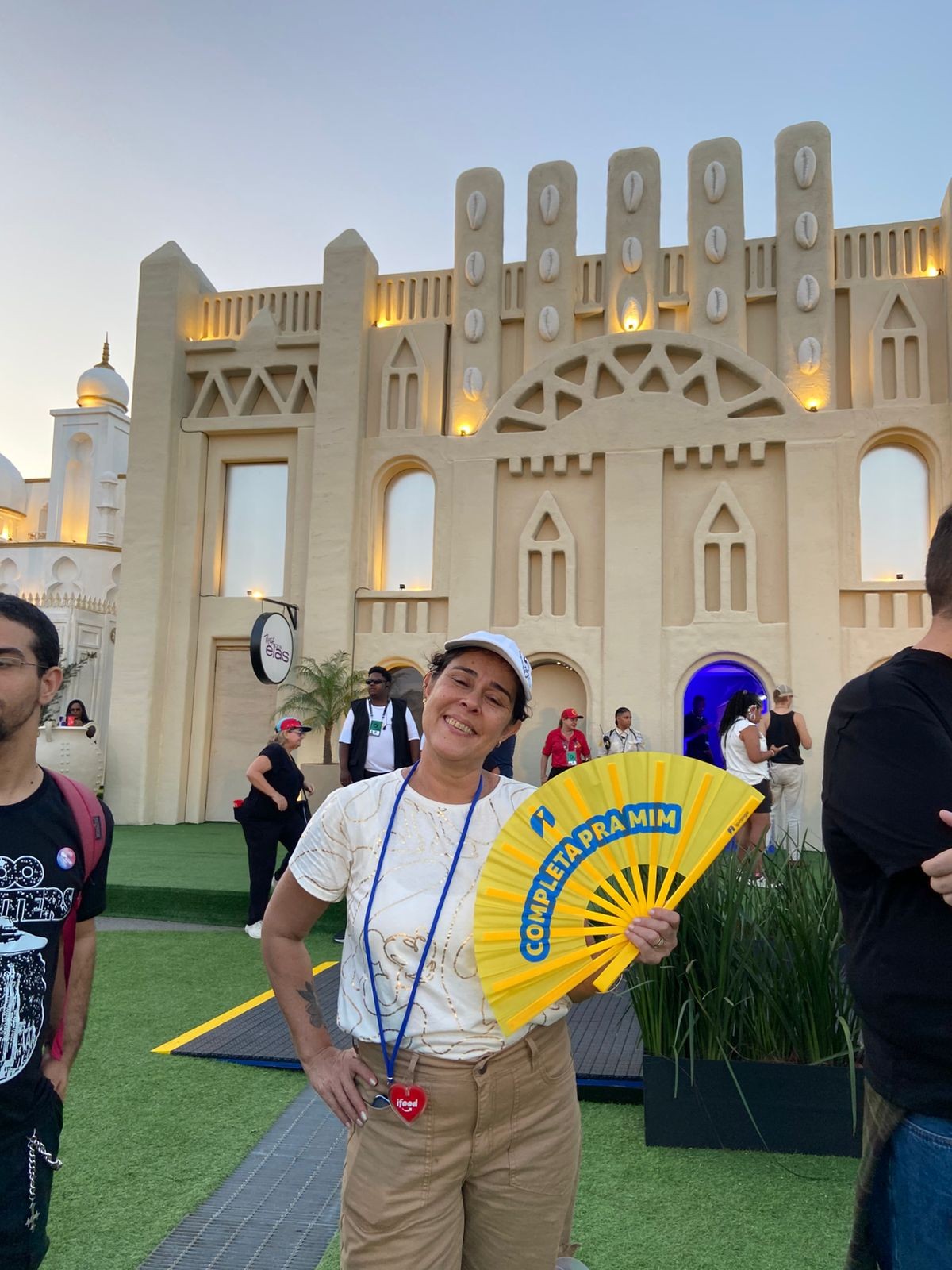 Leques, ventiladores e chapéus: as estratégias para driblar o calor no Rock in Rio 