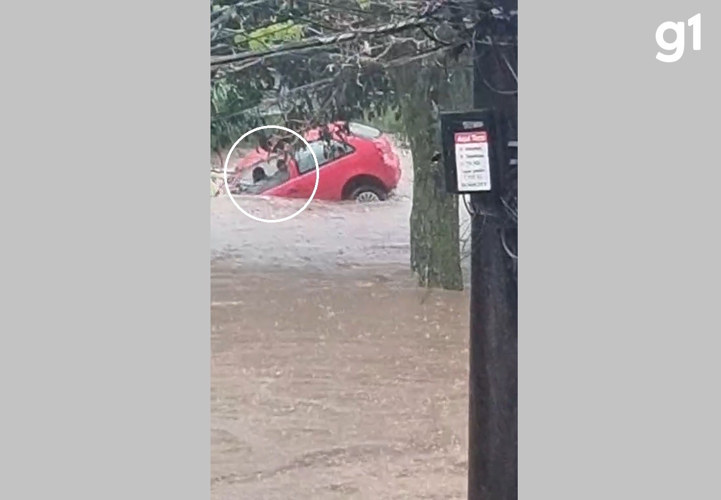 Bombeiros fazem buscas por ocupantes de carro que foi engolido pela enxurrada em Petrópolis; VÍDEO