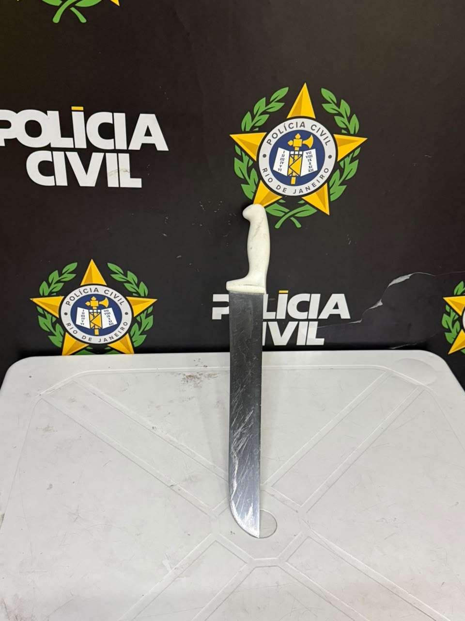 Homem é preso suspeito de agredir avó e tio e ameaçá-los com facão em Barra Mansa