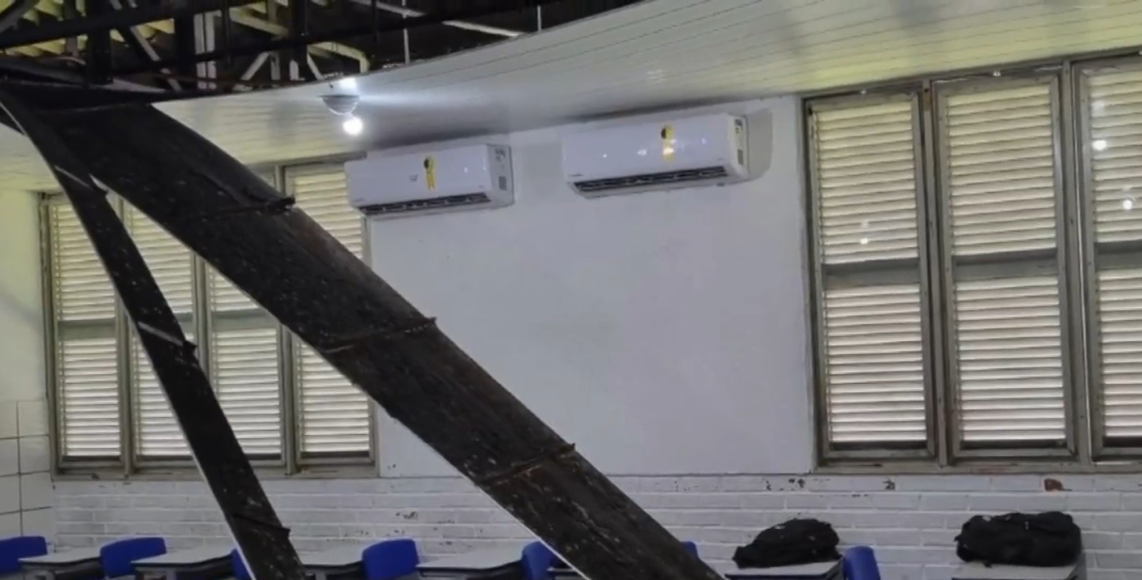 Parte de teto cai na cabeça de professor em escola em Natal