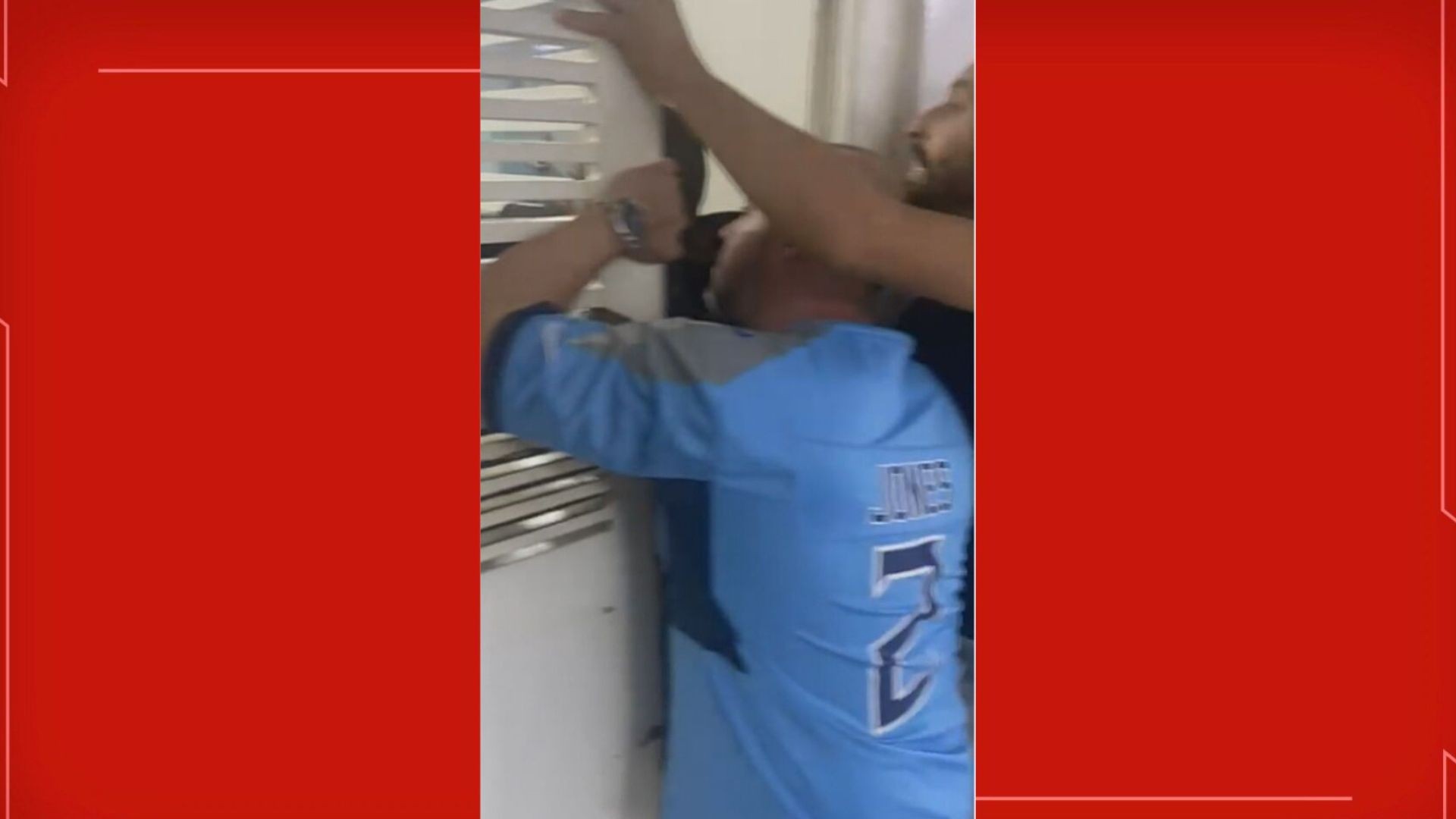 VÍDEO: pais tentam abrir portão para acessar consultórios no HMIB após demora no atendimento