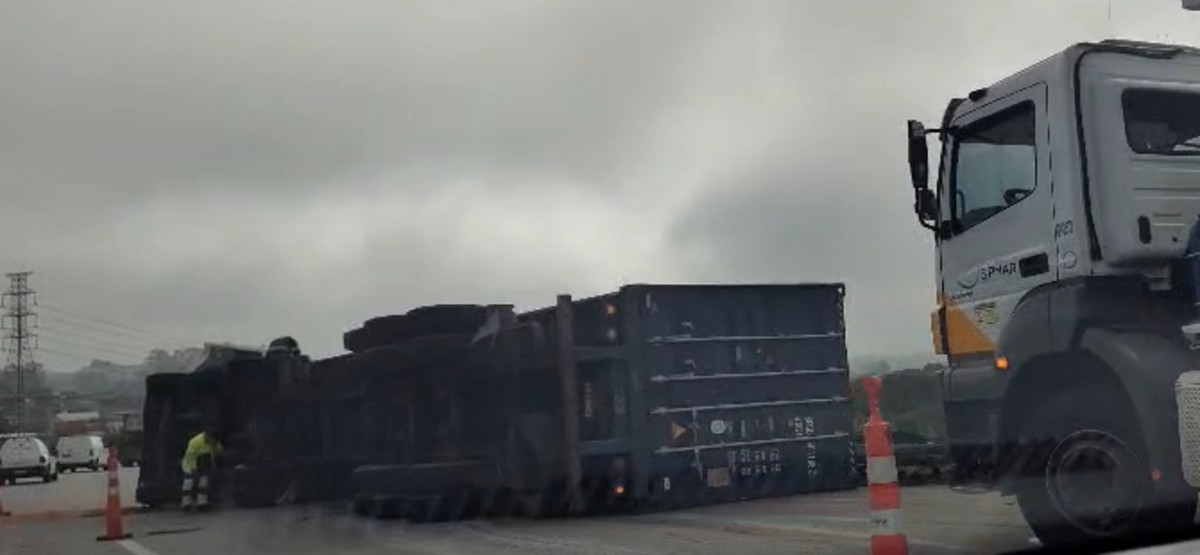 Carreta tomba em acesso da Ayrton Senna; 2º acidente em 3 dias