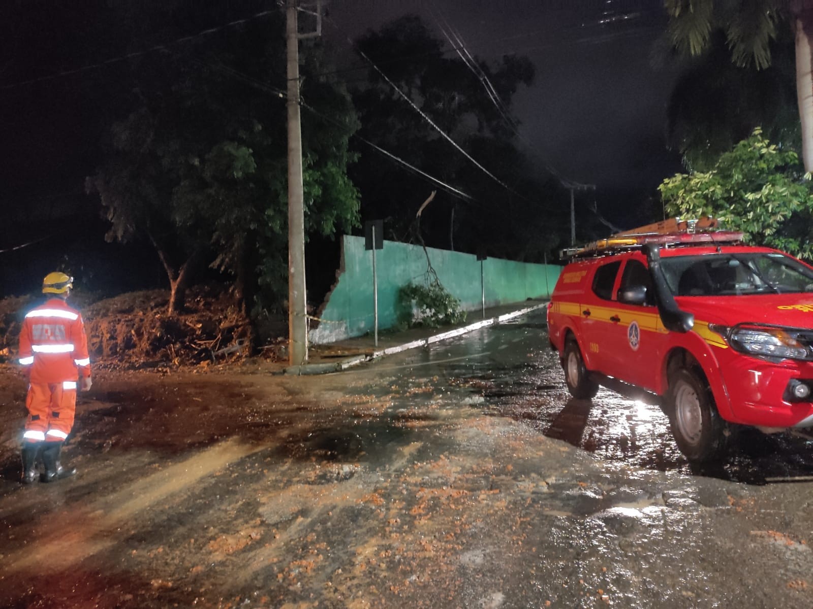 Chuva provoca alagamentos e deixa famílias desalojadas em Salinas; veja vídeo