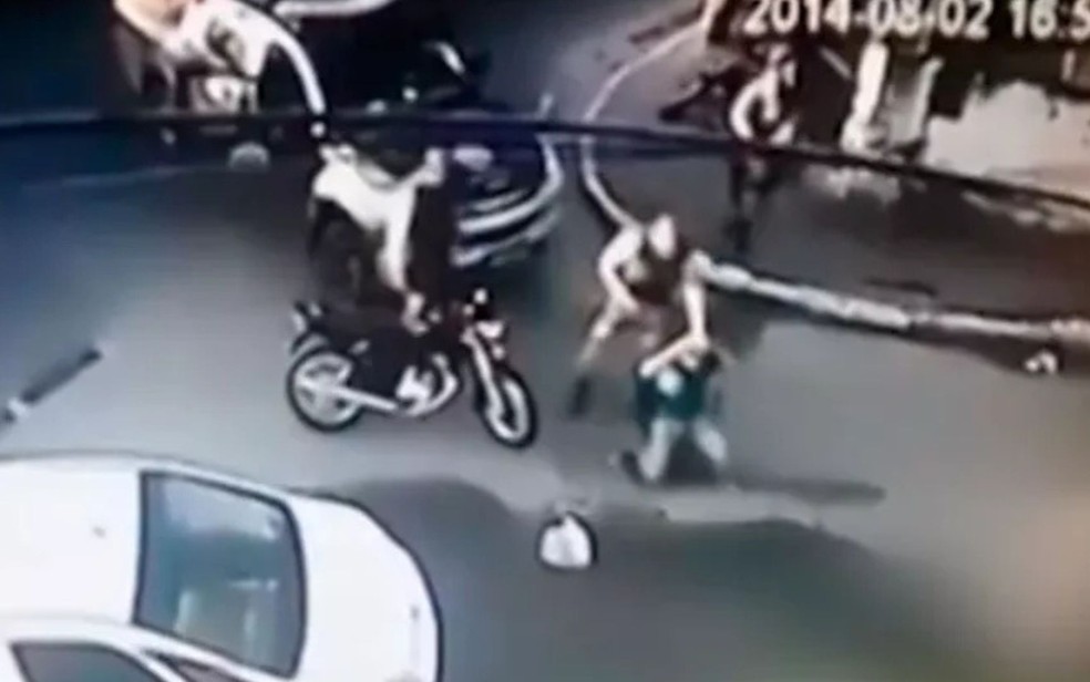 Geovane Mascarenhas de Santana pilotava a motocicleta dele, quando foi abordado por uma guarnição da PM. — Foto: Reprodução/TV Bahia