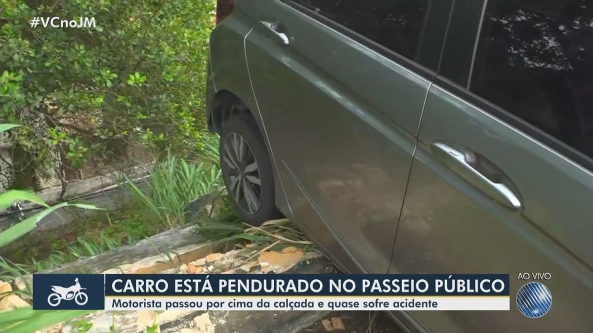 Motorista cochila e carro fica pendurado no estacionamento