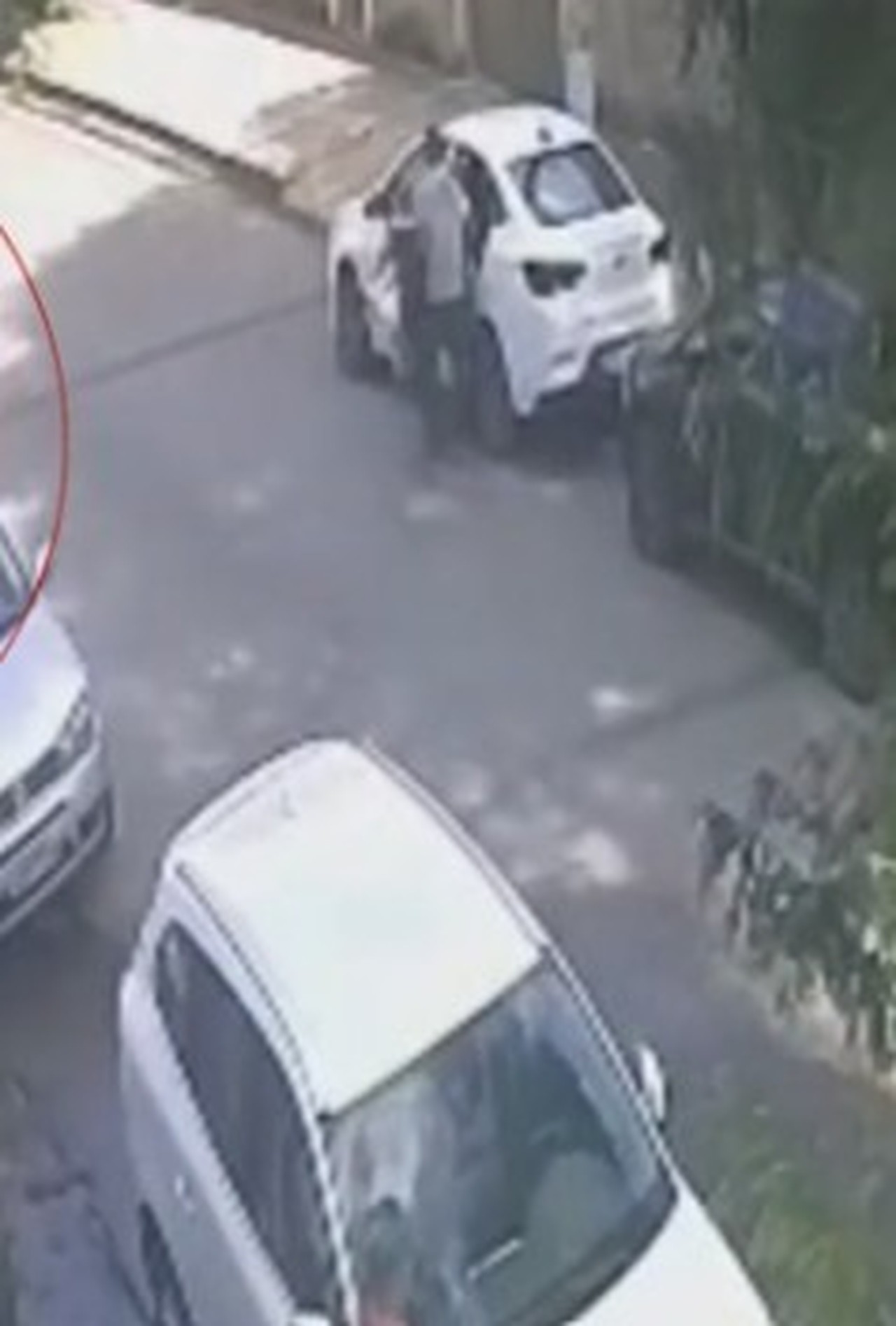 Homem é preso após espancar mulher e carregá-la desacordada; veja vídeo 