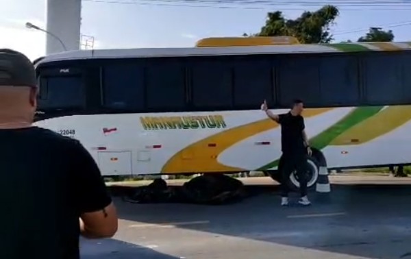 Motociclista morre após ser atingido por moto e atropelado por microônibus a caminho do trabalho em Manaus