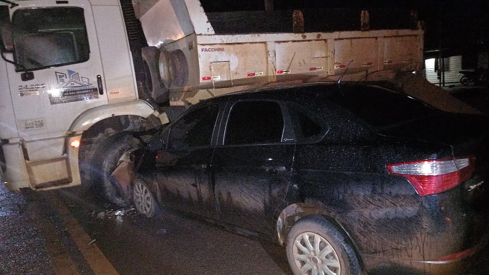 Carro de passeio colide com caçamba parada no interior do AP