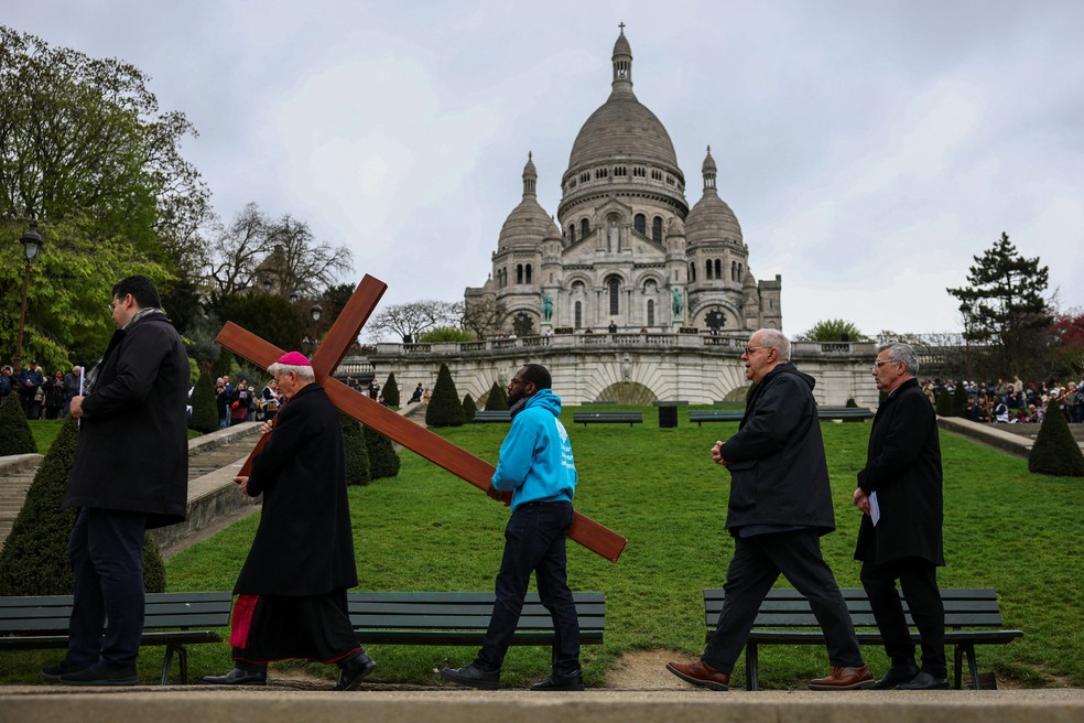 O arcebispo de Paris, Laurent Ulrich, lidera a procissão da Via-Sacra na Basílica de Sacré-Cœur de Montmartre, em Paris — Foto: Sarah Meyssonnier/Reuters