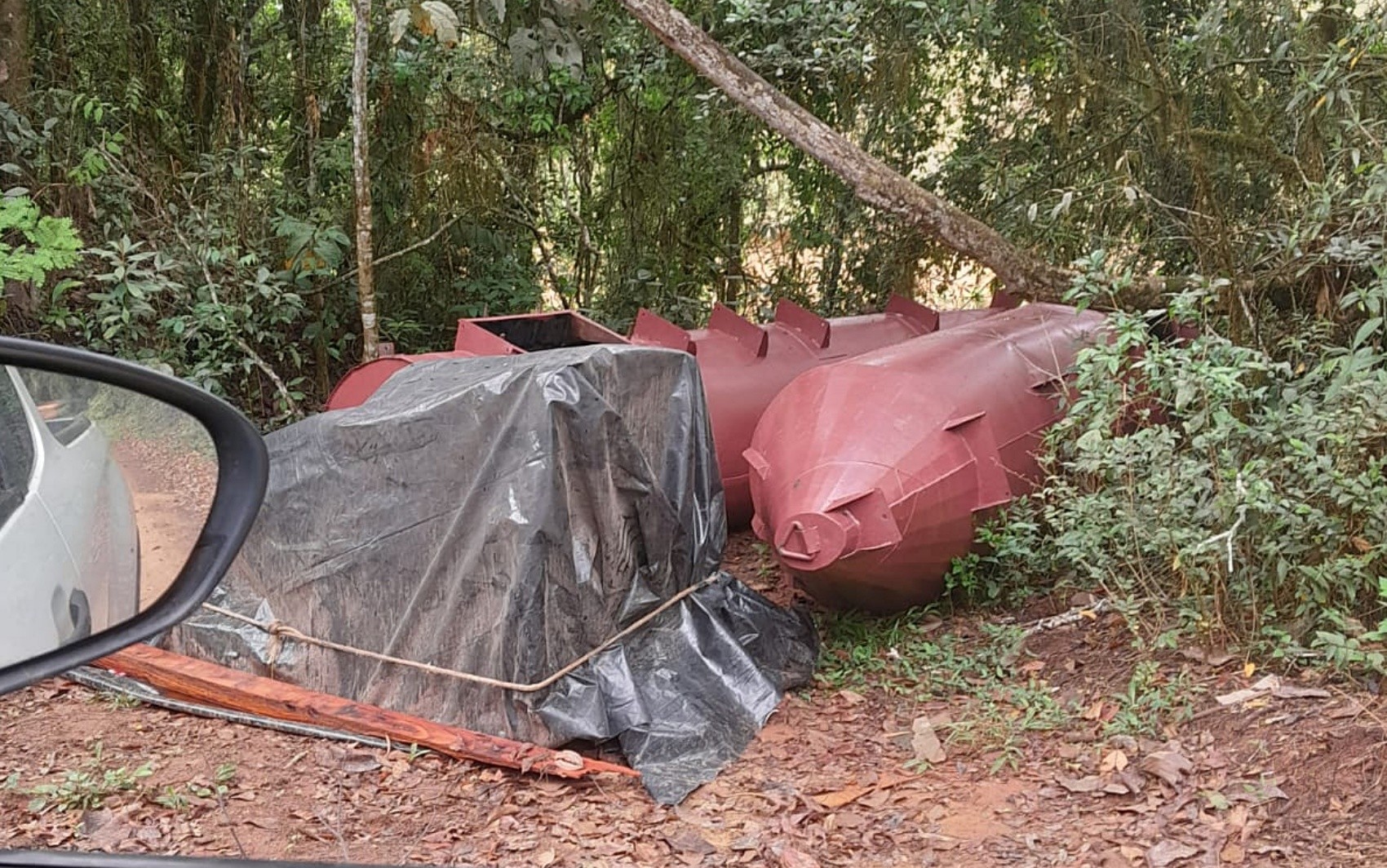 Operação contra garimpo ilegal encontra balsa que seria usada na extração de ouro em Cambuquira e autua empresa 