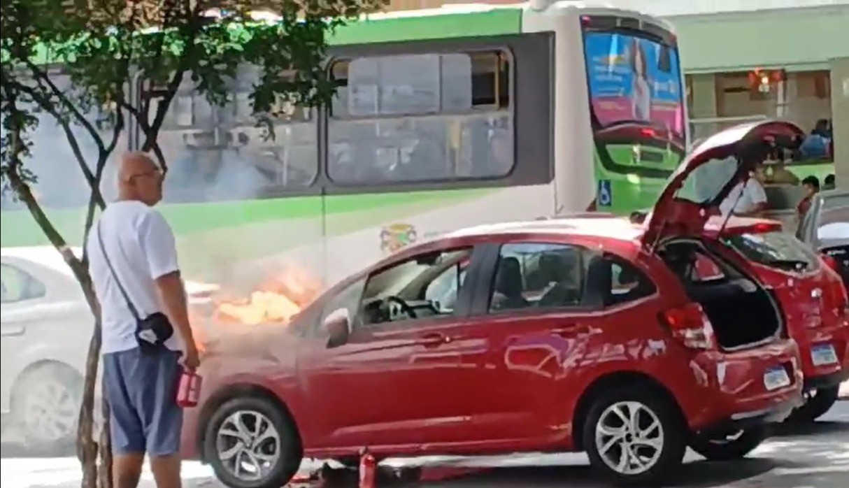 Carro pega fogo e mobiliza Corpo de Bombeiros em avenida de São José dos Campos