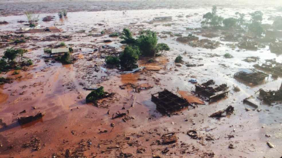 Rompimento da barragem de Fundão, em Bento Rodrigues, distrito de Mariana, em 2015. — Foto: Luis Eduardo Franco/TV Globo