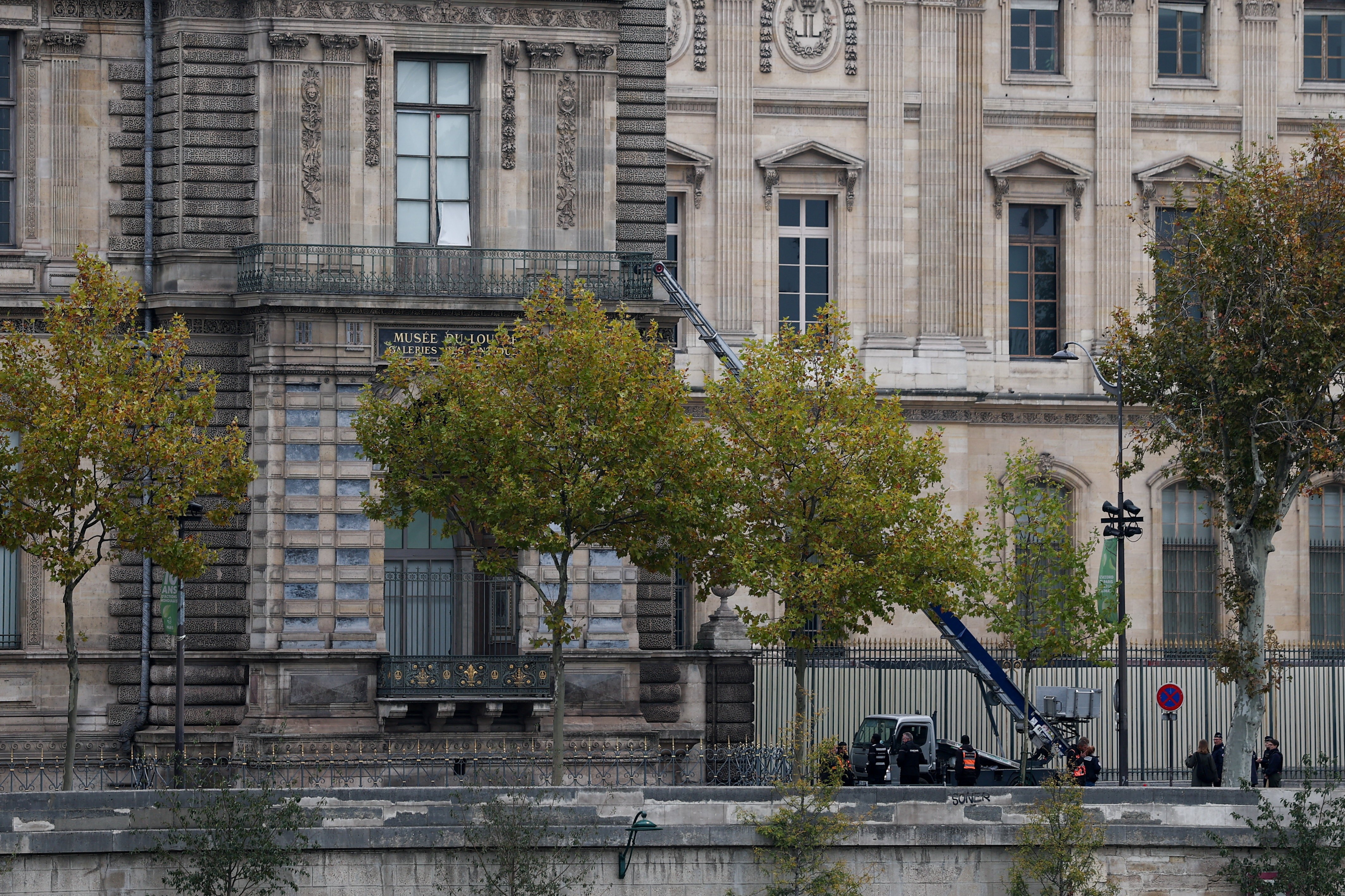 Suspeitos de roubar joias do Museu do Louvre afirmam à polícia que receberiam até 25 mil euros pelo crime, diz jornal