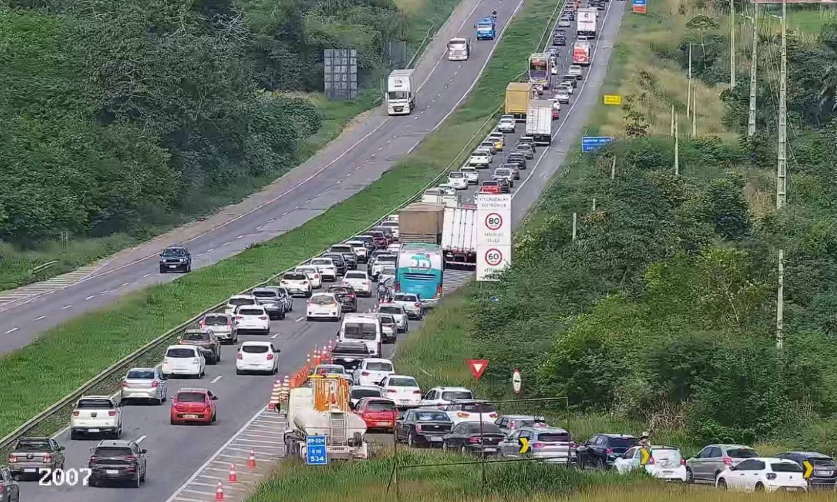 Pós-feriadão: fluxo intenso é registrado na BR-324 sentido Salvador