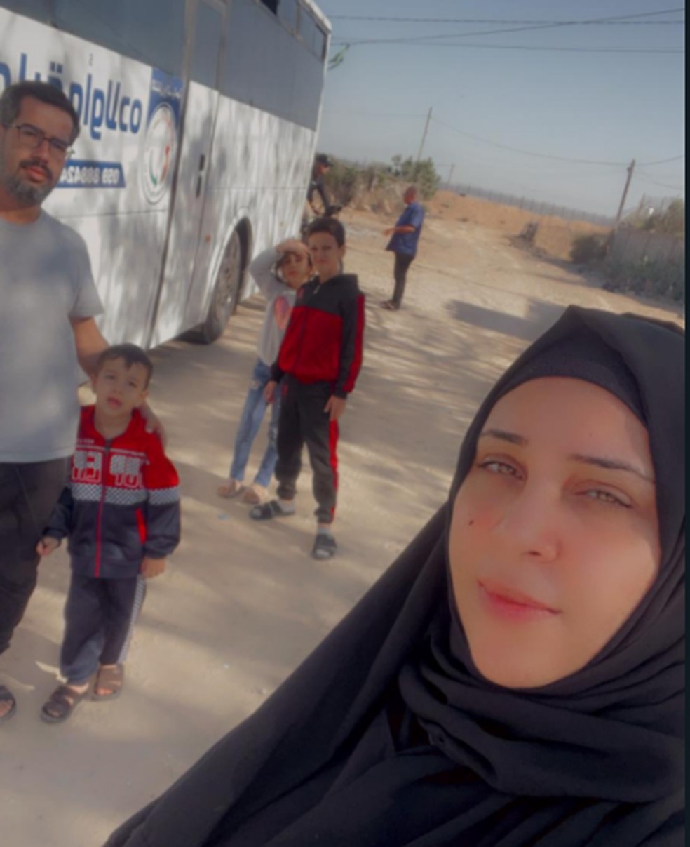 Noura Bader com a família na Faixa de Gaza — Foto: Arquivo Pessoal/Noura Bader