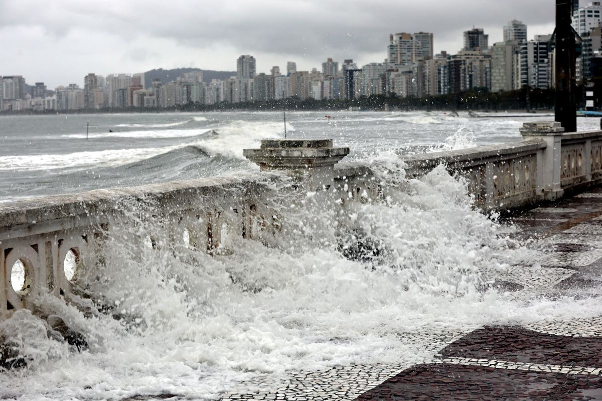 Defesa Civil alerta para ressaca, e ondas de 3 metros fecham Porto de Santos